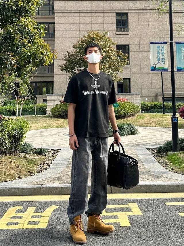 Vivienne Westwood西太后25S新款上架.男女同款！英国小众品牌原单品质.近期大火一把的品牌.高级定制300G纯棉面料舒适柔软！超级喜欢的款式推荐
