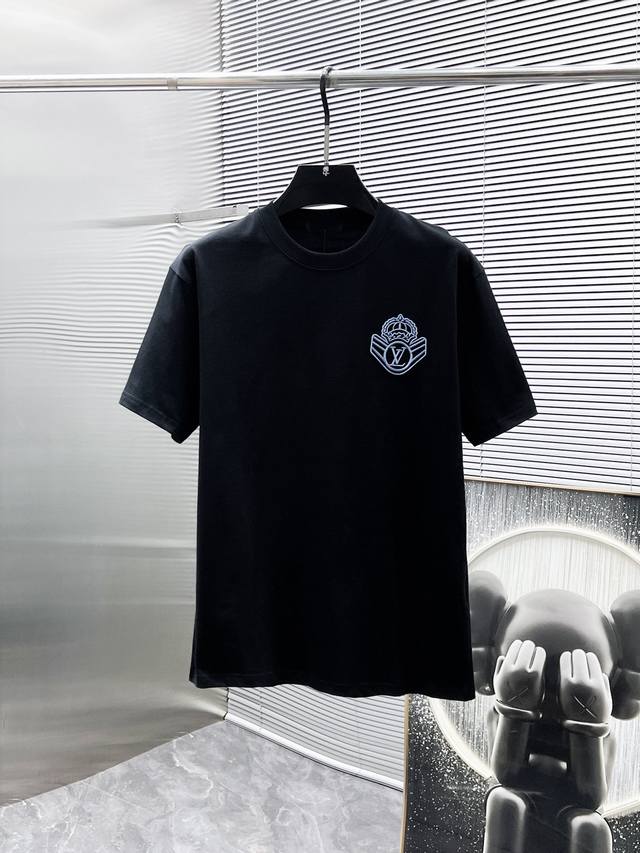 路易威登 Lv 2025新款 圆领 短袖 T恤 ，高端版本！专柜定制面料 透气舒适度高，细节无可挑剔，品牌元素设计理念，体现高品质。手感细腻柔软！呈现休闲裁剪，