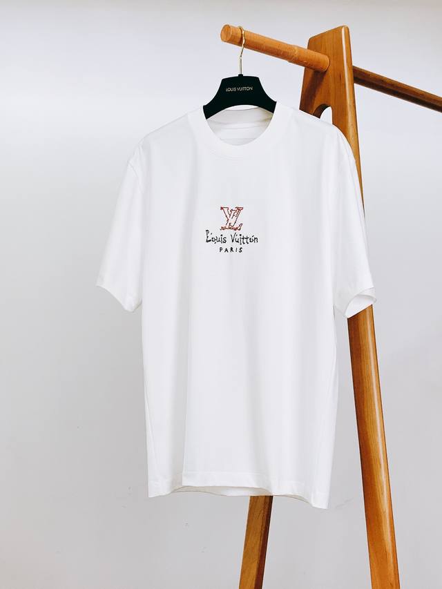 Louisvuitton 路易威登 时尚界的新宠儿！尽显奢华品质。甄选优质面料打造，奢华与时尚的完美结合，以其精湛的工艺和独特的设计理念闻名于世，这款T恤更是将