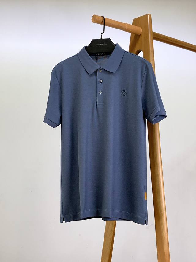 Ermenegildo Zegna 杰尼亚 2025Ss春夏新品 休闲翻领Polo衫，经典重塑，触手可及 甄选珠地面料打造，肤感如云。前后饰以精工刺绣标识点缀。