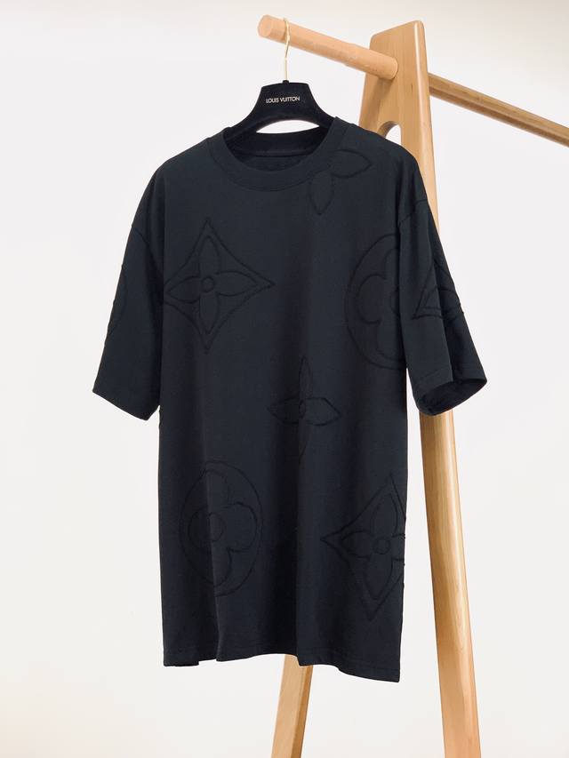 Louisvuitton 路易威登 2025Ss春夏新品 圆领短袖T恤，立体感Logo廓形半袖打底T恤，高支纯棉打造，手感面糯有骨感，柔而有韧性。液氨工艺处理，