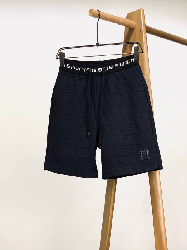 Fendi 芬迪 2025Ss春夏新品 满印提花短裤。经典深色调，满幅立体浮雕 “F” 纹，自带奢牌辨识度，面料挺括有质感 腰头织带暗藏玄机，白色字母循环，低调