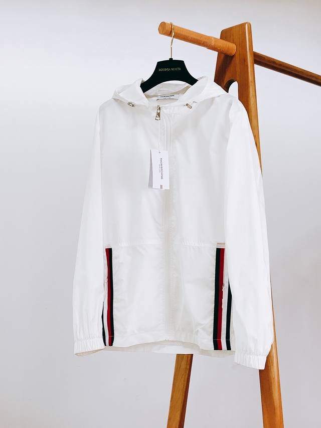 Thom Browne 汤姆 布朗 连帽夹克外套 渠道精品，宽松体常规设计裁剪,兼具个性时尚范儿,与生俱来的不平凡！客供顶级梭织面料，极为细腻的油润质感，具有高