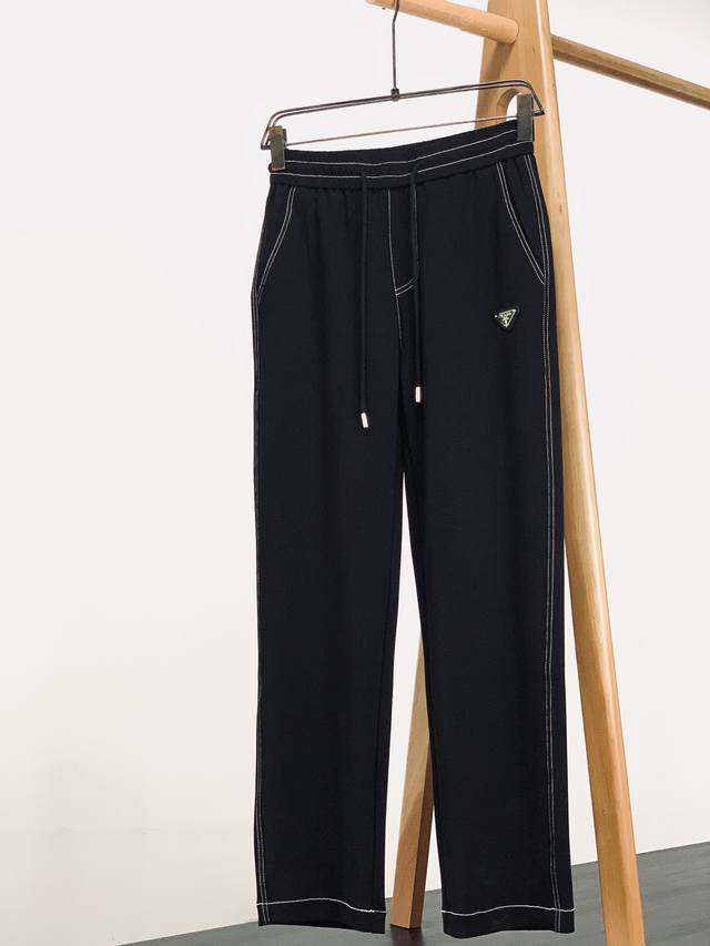 Prada 普拉达 2025Ss春夏新品 时尚系列休闲裤，独特设计，抽绳休闲短裤 订纱开始订染和订纺。 国内某大厂出口日本 和供应几大顶级品牌的面料。 手感软糯