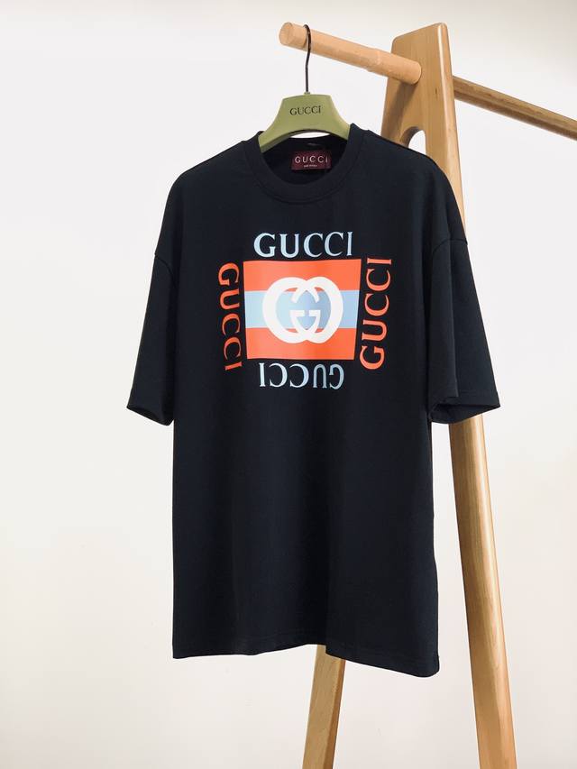 Gucci 古驰 互扣式Gg撞色印花短袖 这款单品出自Gg Lido系列，设计灵感源自意大利海岸的夏日风情和海滩俱乐部。早秋系列以现代视角焕新诠释品牌经典设计元