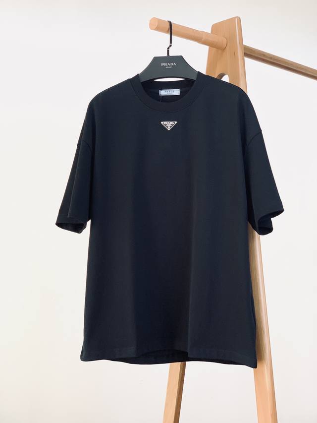 Prada 普拉达 2025Ss春夏新品 休闲套头T恤，胸前经典三角标五金标识，辨识度极高，完美的符合 最新系列风格的时尚理念，体验最新风情！！纯棉质打造内里，