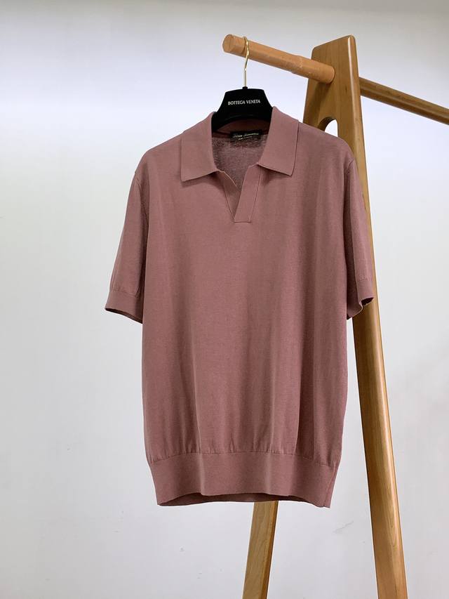 Loropiana L.P2630Ss春夏新品 男士无纽扣 Polo 衫，这款 Polo 衫采用棉质与桑蚕丝纱线混纺制成。通体采用的针织工艺使面料呈现立体效果，