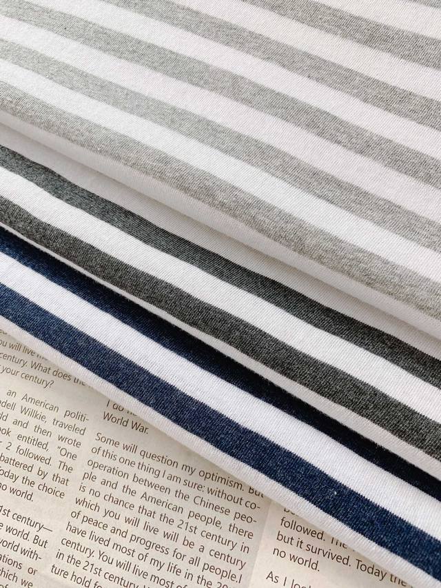 Loropiana L.P2630Ss春夏新品 新款条纹圆领T恤衫，这款T恤衫有细条纹，是追求休闲精致人士的理想之选。采用凉爽舒适的棉质平纹针织而成，并经过特殊