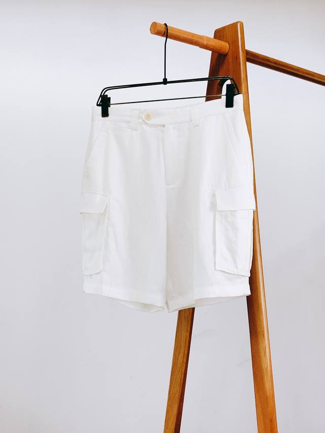 Brunello Cucinelli 布鲁奈罗.库奇内利 2025Ss春夏新品 棉麻鱼骨纹马裤呢百慕大短裤，这款人字纹马裤呢百慕大短裤中和谐共存，并通过Brun