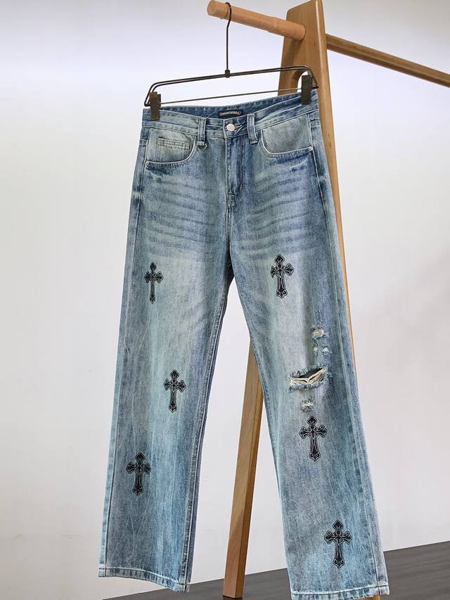 Chrome Hearts 克罗心 2025Ss春夏新品 这款牛仔裤将潮流与个性完美融合。浅蓝色牛仔布经独特水洗工艺，呈现复古质感，彰显不羁态度。标志性十字架印