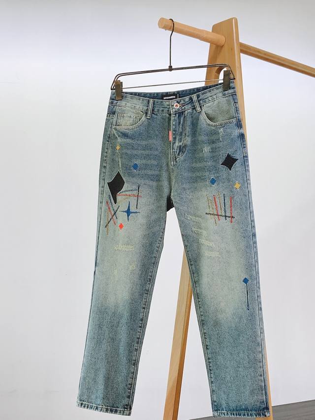 Dsquared2 D二次方 2025Ss春夏新品 丹宁画布上的艺术涂鸦。选用丹宁面料，经洗水工艺呈现复古浅蓝，自带随性松弛感 。裤身是创意画布，彩色刺绣与补丁