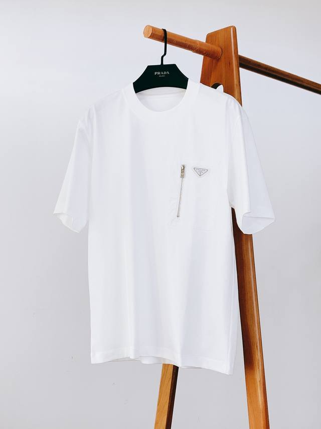 Prada 普拉达 2025Ss春夏新品 经典黑色打底，纯粹又百搭，轻松适配各种风格穿搭。胸前独特拼接口袋设计，不同材质碰撞出别致质感，拉链细节增添利落酷感，标