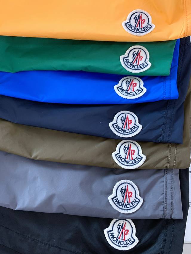 Moncler 蒙口 时尚休闲沙滩裤，简约休闲款式打造休闲与个性兼备的时髦单品奢华经典品牌Logo设计，内里三角网纱设计一点都不闷热， 定制开模五金吊钟 腰围工