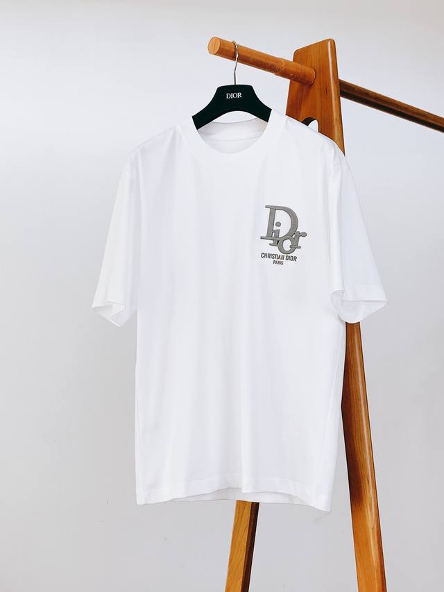 Dior Homme 迪奥 桀傲 2025Ss春夏新品 字母刺绣短袖T恤。经典与精致的碰撞，经典纯色打底，简约干净。正面胸口处，立体刺绣的 “Dio*” 标志搭