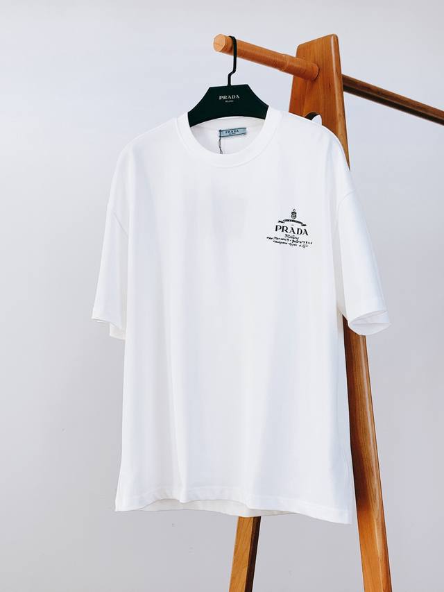 Prada 普拉达 2025Ss春夏新品 字母印花T恤，高端气质型必入的极品款式，一款极具腔调感与魅力的单品！定制高密度纯棉面料打造。整体衣服非常有份量，柔软手