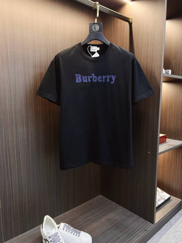 Burberry 巴宝莉 25Ss新款经典绣花短袖，明星穿搭款，采用双纱纯棉280G，印花工艺，面料颜色定制定染，不缩水不退色。手感舒服，质感超强潮男潮女必备经