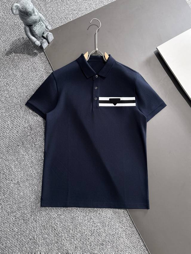 Prada 2025春夏专柜最新款顶级细珠地丝光短袖Polo衫翻领T恤 高端订制 设计前卫！重工艺设计 高端订制面料.手感柔软.穿着舒适.专柜级别精致车线.做工