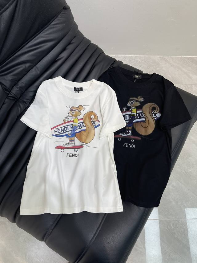 Fend*25新款卡通松鼠踩滑板短袖T恤。进口天丝棉面料，经典版型百搭不挑人，上身非常漂亮！Sml Aa