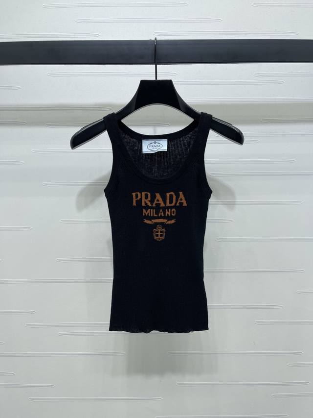 上新原单高端品质 Prad* 2025早秋最新系列！撞色Logo修身针织背心！通体竖条针织纹理 搭配弹性十足的面料 胸前标志性Logo装饰 增添奢华感 修身版型