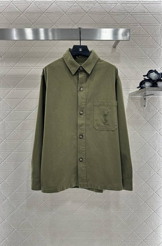 Saint Lauren*2025新品上架 翻领口袋衬衫外套 定制Yb斜纹全棉材质 质感细腻 纹理清晰 复古苔绿色和素黑色可选 翻领廓形衬衣版型 可作外套穿搭使