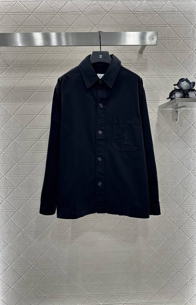 Saint Lauren*2025新品上架 翻领口袋衬衫外套 定制Yb斜纹全棉材质 质感细腻 纹理清晰 复古苔绿色和素黑色可选 翻领廓形衬衣版型 可作外套穿搭使