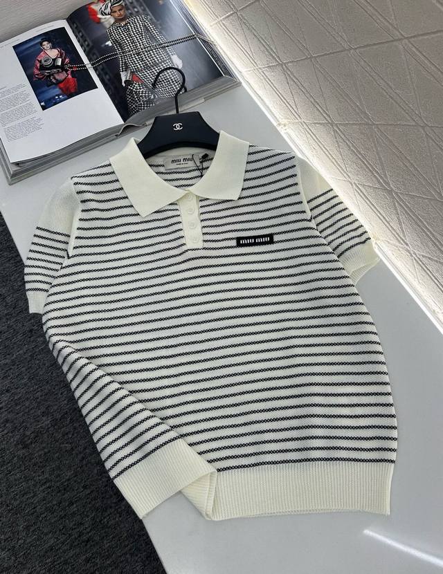 Miumi*2025新品上架 翻领针织短袖 定制Yb羊毛纱线织造 柔软舒适 洋气显瘦 翻领短袖上衣版型 半开襟纽扣设计便利穿脱 领边肩膀两侧素色 与大身部分条纹