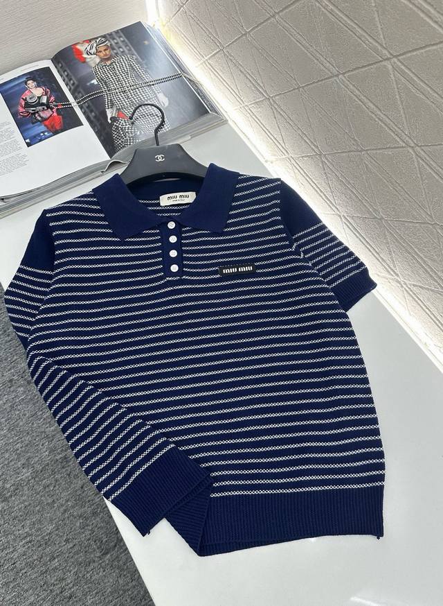 Miumi*2025新品上架 翻领针织短袖 定制Yb羊毛纱线织造 柔软舒适 洋气显瘦 翻领短袖上衣版型 半开襟纽扣设计便利穿脱 领边肩膀两侧素色 与大身部分条纹