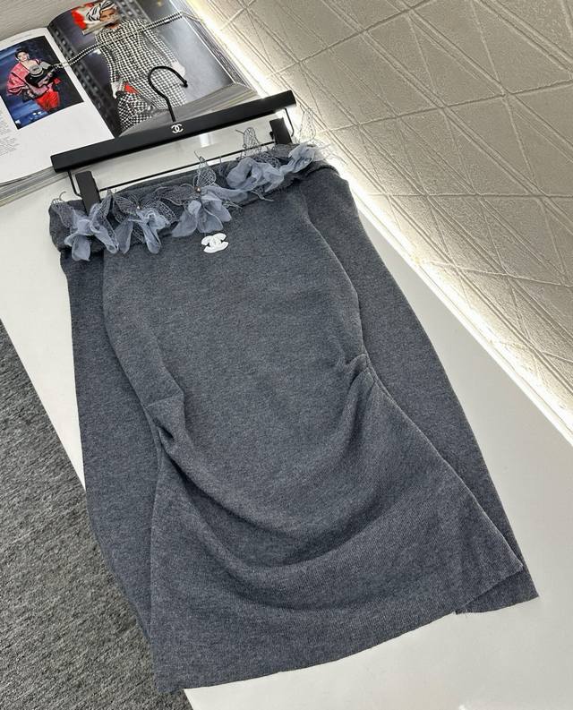 Chane*2025新品上架 立体花朵针织长袖半裙套装 定制Yb羊毛纱线织造 弹力舒适 透气好穿 平口一字肩针织长袖上衣剪裁 配合贴身面料更显瘦 领前标志性双C