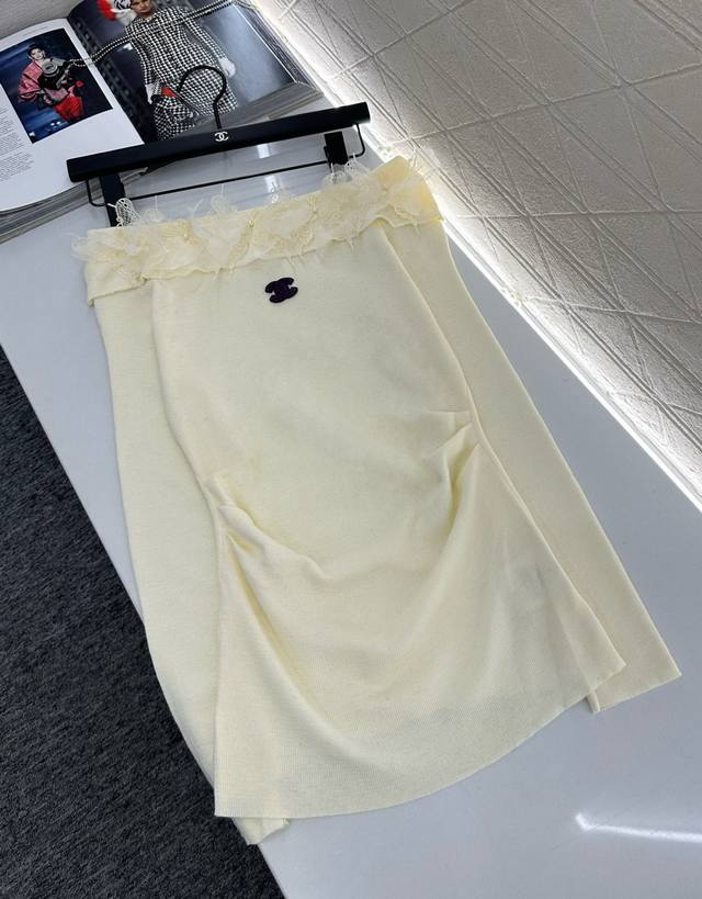 Chane*2025新品上架 立体花朵针织长袖半裙套装 定制Yb羊毛纱线织造 弹力舒适 透气好穿 平口一字肩针织长袖上衣剪裁 配合贴身面料更显瘦 领前标志性双C