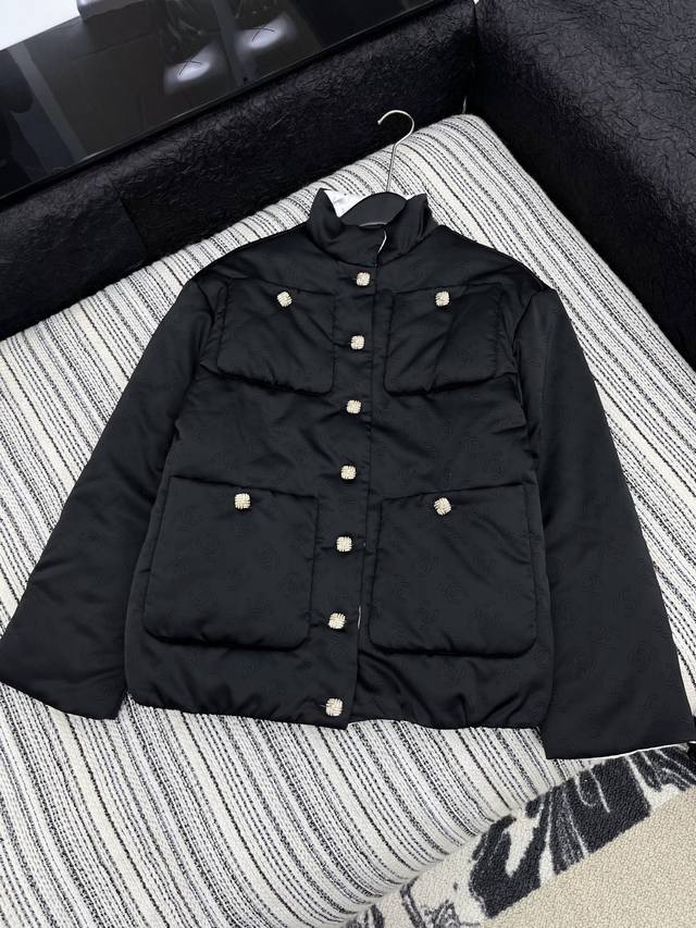 爆款现货 原版定制 Chane*｜Chanel秋冬最新双C提花面包服 当经典黑白碰撞出利落轮廓，棉服便成了冬日里的优雅宣言。细腻提花纹路在衣身蔓延，藏着品牌百年