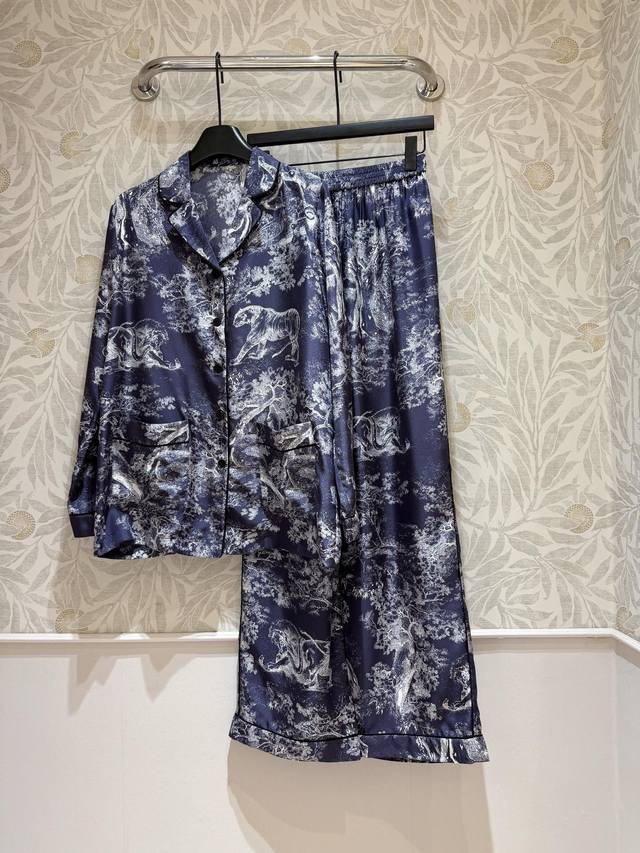 现货 款号11P 动物家居服睡衣来自茹伊家居系列，Reverse印花图案，重新演绎经典森林动物标识，环保水印突显反色效果，采用100%桑蚕丝斜纹面料精心制作，全