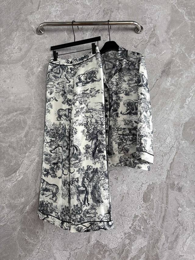 现货 款号11120P 动物家居服睡衣不拆码、一套出售来自茹伊家居系列，Reverse印花图案，重新演绎经典森林动物标识，环保水印突显反色效果，采用100%桑蚕