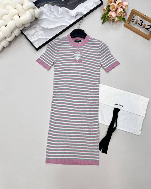 Chanel25Ss高级手工坊系列新款提花卡通图案条纹圆领短袖针织长裙丨独家高版出品！针织短袖连衣裙裁剪 立体裁剪增添精致调性 通体竖条针织纹理横向两色交织条纹