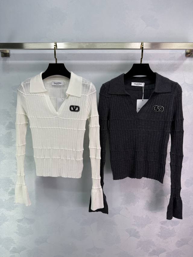 Valentin*2025新品上架 翻领针织上衣 定制Yb羊毛纱线织造 质感舒适 弹力好穿 素色翻领长袖上衣裁剪 领间V字半开襟 通体竖坑条针织纹理横向立体织带