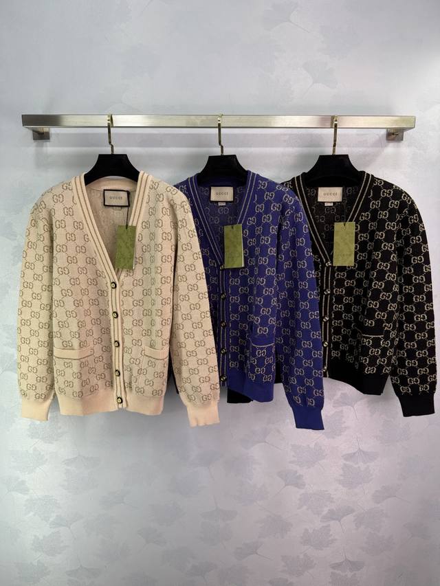 Gucc*24早秋新款V领开衫 经典Gg金丝提花简约时尚 出门随手拿上就想穿的类型 轻松拿捏贵气感～3色3码Sml。T226B.