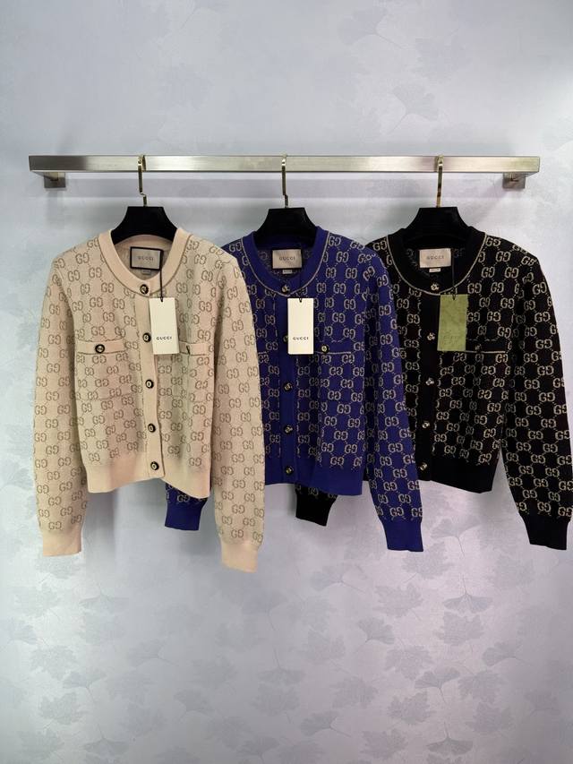 Gucc*24早秋新款圆领开衫 经典Gg金丝提花简约时尚 出门随手拿上就想穿的类型 轻松拿捏贵气感～3色3码Sml。T226B