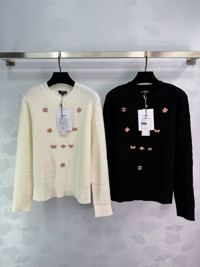 Ch*25早秋新款针织毛衣 经典双C和蝴蝶结装饰 精致立体 柔软舒适 肌理清晰 圆领套头设计 前襟点缀粉色小香扣和蝴蝶结 上身适配减龄时髦风格！2色3码Sml