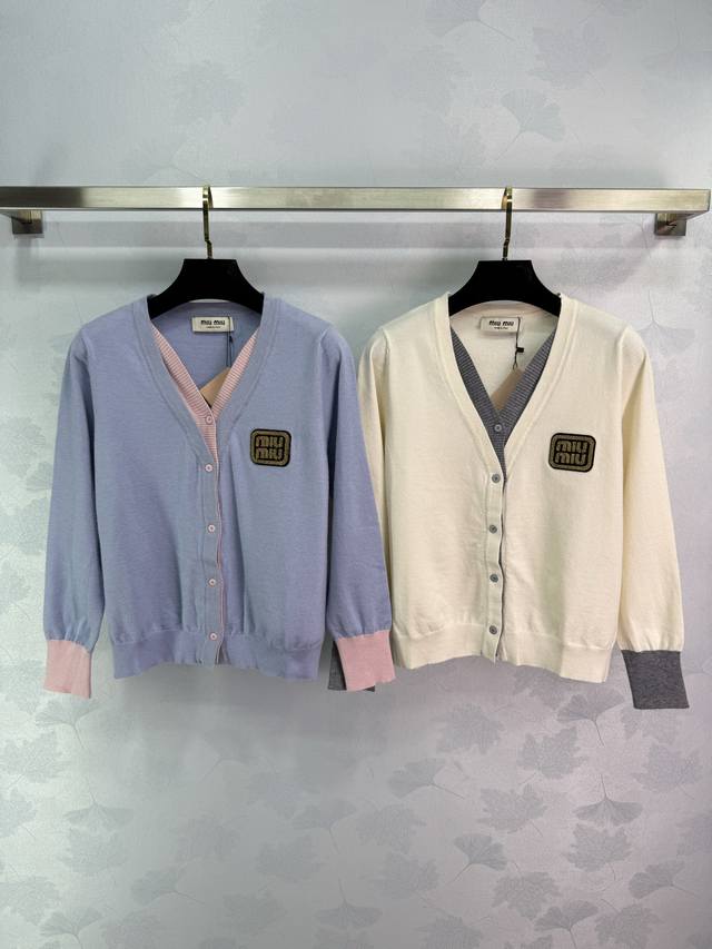 Miu*25早秋新款V领针织开衫 假两件设计 经典V领设计 金色Logo刺绣点缀 展示品牌调性 百搭款式不挑年龄肤色 上身适配减龄时髦风格！2色3码Sml T2