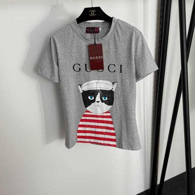 款号20254681 Gucc*新款 戴帽条纹猫咪Logo字母印花短袖T恤，灰色，S-Xl， M码；肩宽40，胸围94，袖长19，长61 .