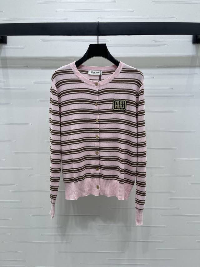 上新原单高端品Miumi* 2025早秋最新系列！撞色条纹针织开衫！定制Yb羊毛纱线织造 质感高级 舒适柔软 圆领针织开衫剪裁 通体两色条纹交织肌理 胸前彰仔字