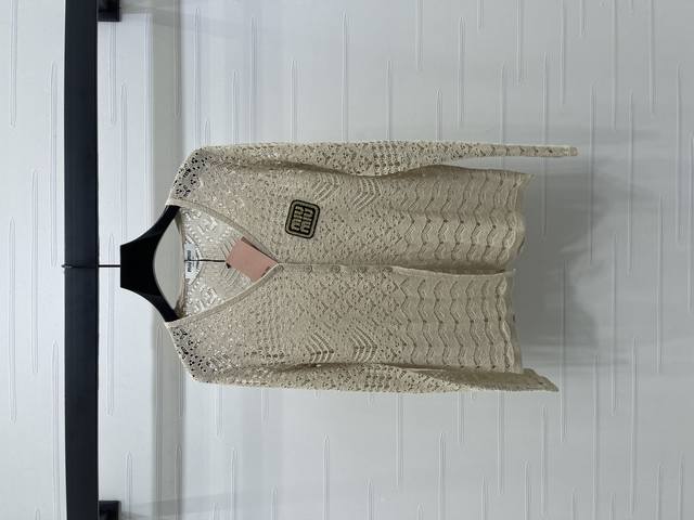 上新原单高端品Miumi* 2025早秋最新系列！镂空V领长袖开衫！定制进口针织材质 舒适透气 垂顺十足 V领长袖开衫裁剪 时髦休闲 通体多重规律分布的几何镂空