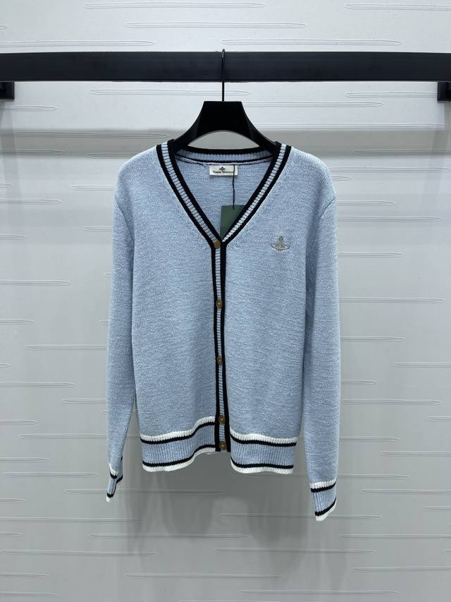 上新原单高端品质 Vivienewestwoo* 2025早秋最新系列！官网同步 V领长袖开衫！定制进口羊毛纱线织造 肌理明显 质感十足 单排纽扣开衫剪裁 袖口