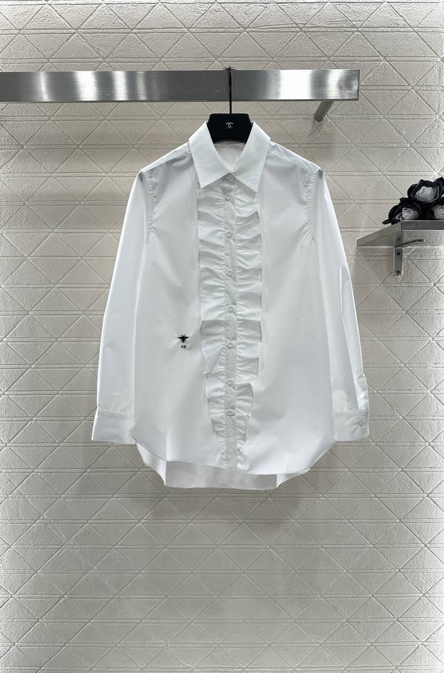 Dio*2025新品上架 素色立体花边皱褶衬衫 定制Yb斜纹全棉材质 质感垂顺 透气舒适 正肩长袖衬衫设计 修饰身材气质恬静 精致尖领胸前立体皱褶花边设计 穿孔
