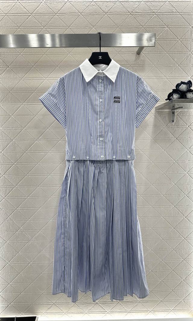 Miumi*2025新品上架 可拆卸领条纹衬衫裙 定制Yb斜纹全棉材质 质感舒适 吸湿透气 翻领短袖衬衫裙剪裁 直筒廓形 兼具时髦文青感和度假松弛感 大身两色竖