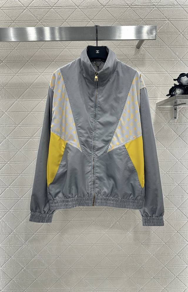 Louis Viutto*2025新品上架 连帽印花冲锋夹克 定制Yb进口冲锋尼龙材质 透气舒适 质感十足 翻领冲锋衣夹克外套版型 拉链开襟调节 方便穿脱 大身