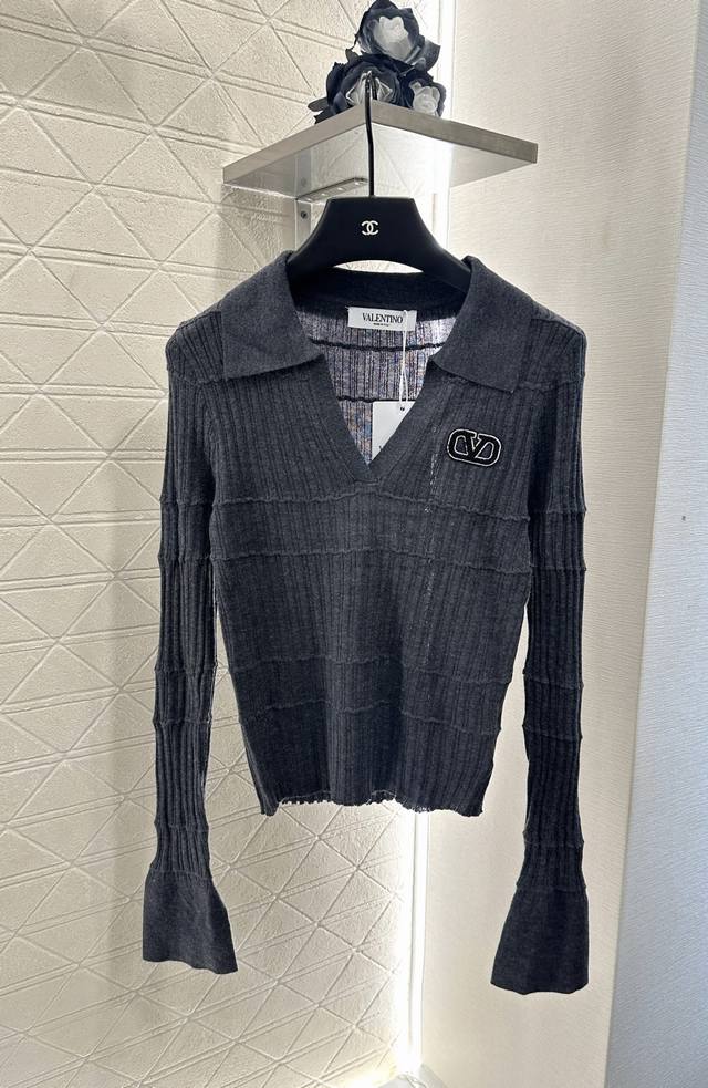 Valentin*2025新品上架 翻领针织上衣 定制Yb羊毛纱线织造 质感舒适 弹力好穿 素色翻领长袖上衣裁剪 领间V字半开襟 通体竖坑条针织纹理横向立体织带