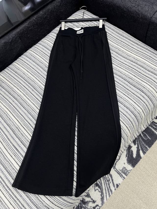 爆款现货 原单品质 Dio*｜25新款微喇休闲裤 爱哭了这条显瘦显腿长的神裤！高腰修身版型，完美展示身材，裤腿微喇设计 时髦精必入单品！不仅运动可穿，还很适合日
