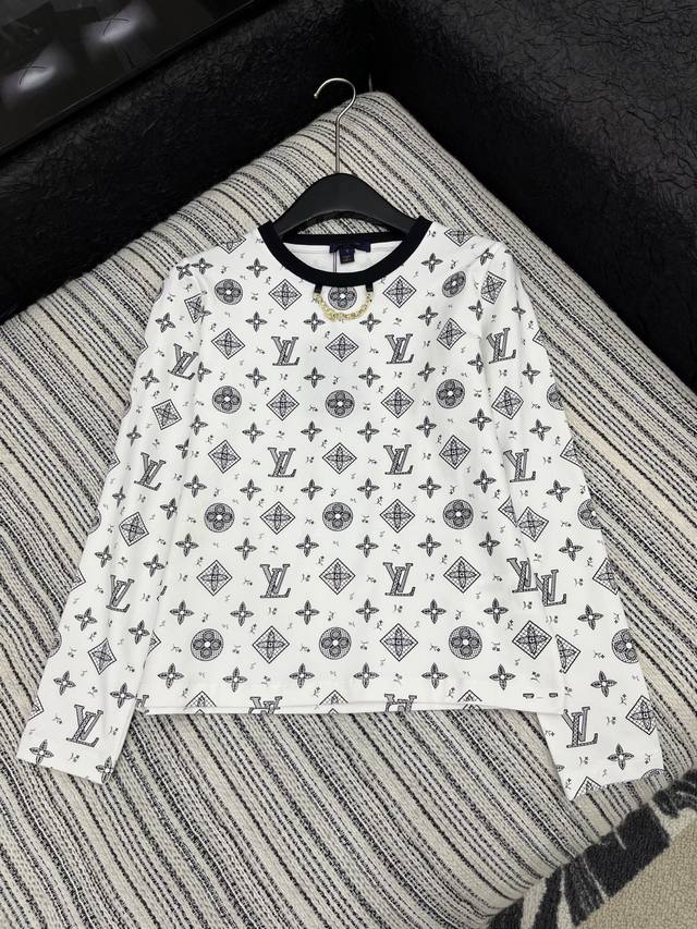 爆款现货 原单品质 Lv*｜25新品做旧印花长袖T恤 精致常规版型上身巨显瘦！ 定制最新老花印花 低调奢华！ 时髦精必备单品解锁所有穿搭！ 认准我家品质！经典单