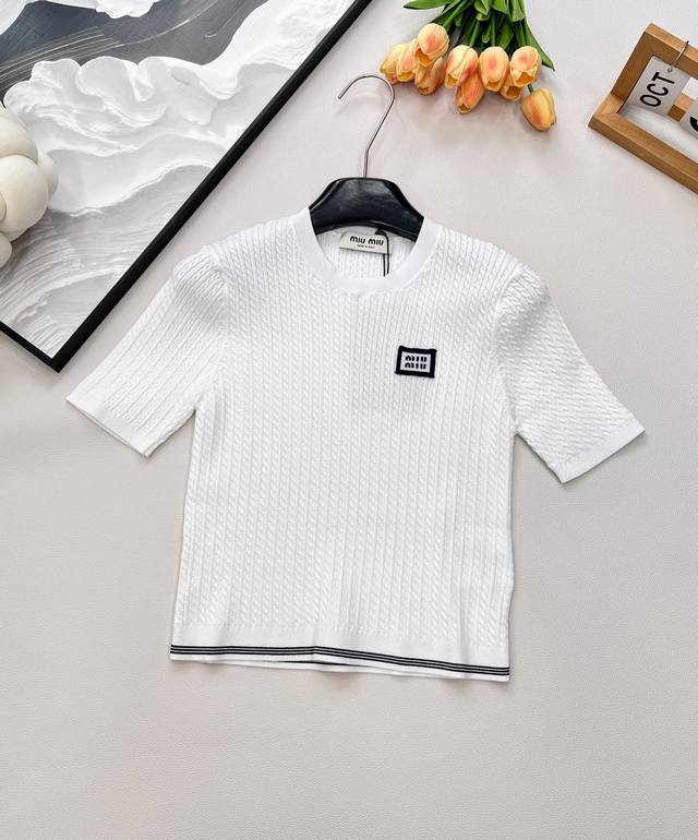 Miumiu2025新款竖坑条麻花针织短袖，定制Yb进口纱线织造 质感细腻 柔软舒适 圆领短袖针织上衣剪裁 领口袖口螺旋纹包边 细致柔软 大身以竖状排列满铺麻花