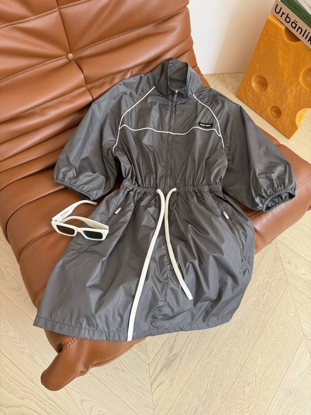 25早秋新品 徽标装饰尼龙连衣裙 缪系时髦专属穿搭 减龄活力就是这么容易 重工撞色线条勾勒 腰部抽绳设计 系带随意调节 非常实穿 裙长也恰到好处 各种身材都能驾